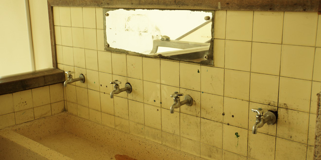 たしか、私の小学校の手洗い場も、こんなタイルだったような。