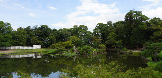 池とそれをめぐる木々の配置が美しい回遊式庭園、玄宮園